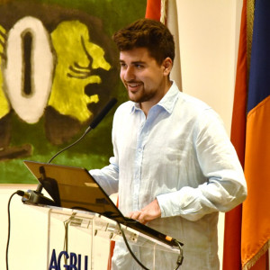 Alec Melkonian, the first speaker of #AlumniTalks, presenting his work.